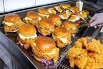 ببینید؛ غذای خیابانی در کره؛ پخت برگر مرغ و چیز برگر در سئول