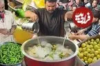 ببینید| غذای خیابانی در پاکستان؛ تهیه شربت با آب لیمو، فلفل و یخ در کراچی