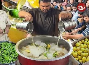 ببینید| غذای خیابانی در پاکستان؛ تهیه شربت با آب لیمو، فلفل و یخ در کراچی