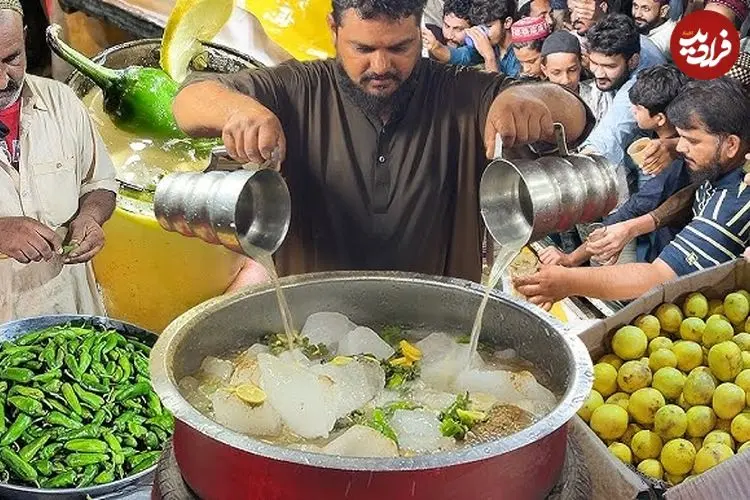 ببینید| غذای خیابانی در پاکستان؛ تهیه شربت با آب لیمو، فلفل و یخ در کراچی