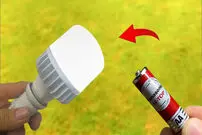 (ویدئو) یک ترفند ساده برای تعمیر لامپ LED با کمک باتری قلمی 