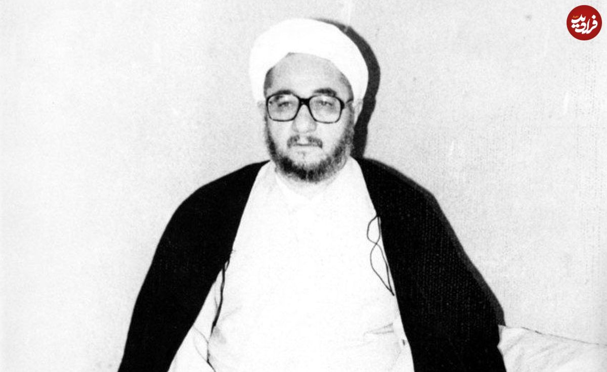 عکس؛ سفر در زمان؛ محمدصادق خلخالی در کنار امام خمینی در فرانسه؛ سال ۵۷