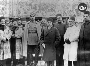 همسر احمدشاه به پنجره روزنامه چسبانده بود که چشمش به مجسمه رضاخان نیفتد