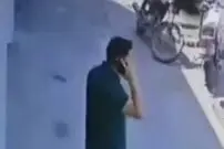 (ویدئو) گرفتن سارق موبایل توسط مردم در مشهد؛ با خشونت به جانش می‌افتند