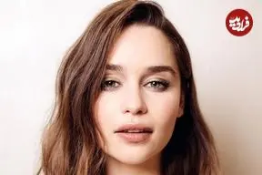 عکس| سفر در زمان؛ «امیلیا کلارک» در 27 سالگی و در فرودگاه لس آنجلس؛ سال 1391