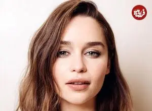 عکس| سفر در زمان؛ «امیلیا کلارک» در 27 سالگی و در فرودگاه لس آنجلس؛ سال 1391