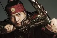 عکس| سفر به تاریخ؛ ژست تازۀ «جومونگ» با «کمان» بعد از 19 سال در 54 سالگی