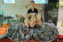 ببینید| غذای روستایی در کامبوج؛ پخت یک غذای سنتی با 10 کیلو میگو رودخانه ای