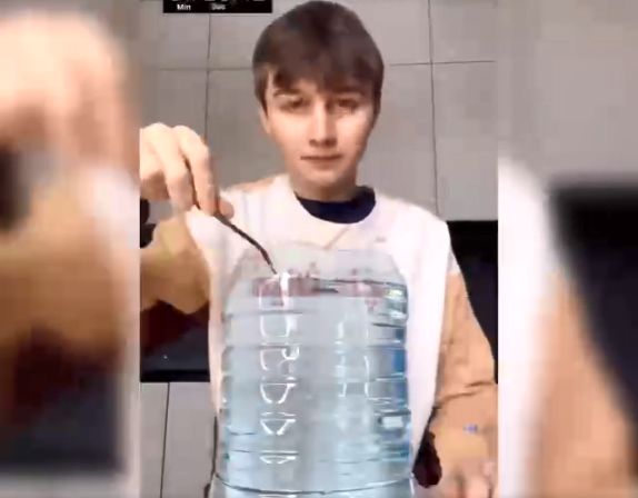 (ویدئو) عجیب‌ترین رکورد تاریخ؛ نوشیدن ۵ لیتر آب با چنگال!