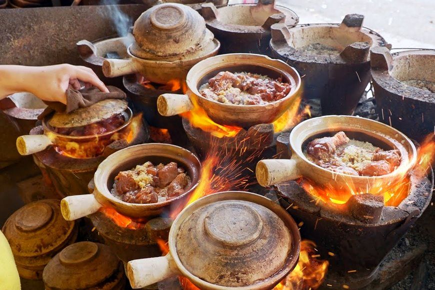 (ویدئو) پخت جالب برنج و مرغ به روش 500 ساله در ظروف سفالی توسط یک رستوران خیابانی چینی