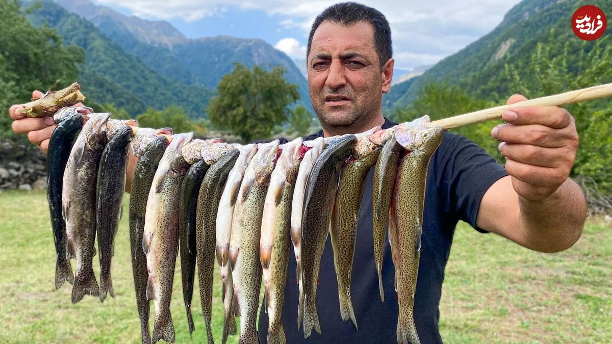(ویدئو) غذای روستایی در آذربایجان؛ کباب کردن ماهی قزل آلا به روش باستانی