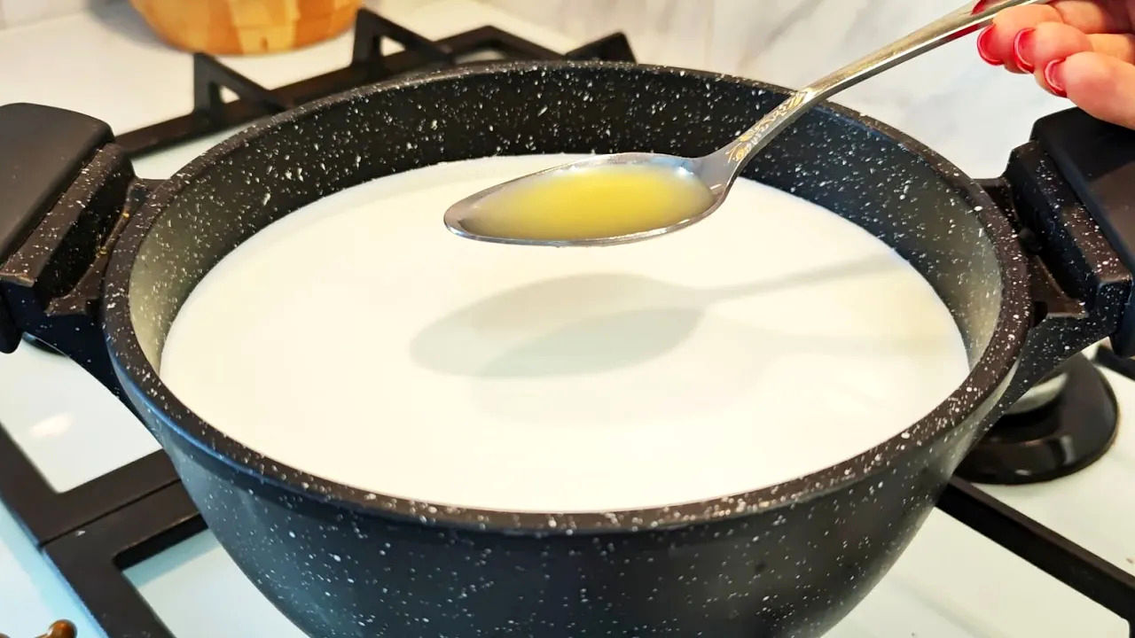 (ویدئو) طرز تهیه پنیر فتا در خانه با لیمو و شیر در 5 دقیقه! 