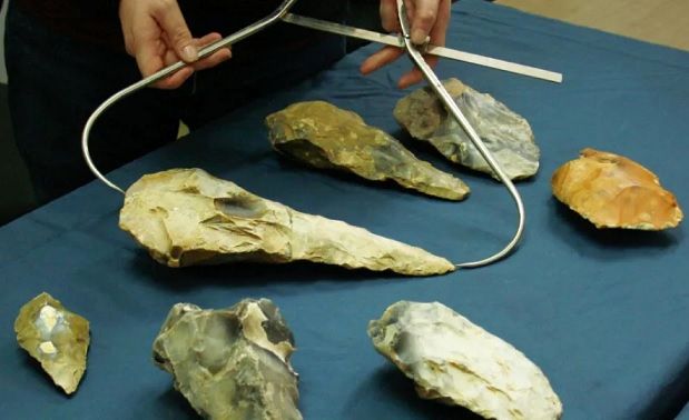 کشف «تبرهای غول‌آسا» با قدمت  ۳۰۰ هزار سال در انگلستان