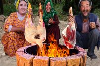 ببینید؛ غذای روستایی در افغانستان؛ کباب بره طعم دار شده در تنور زیرزمینی