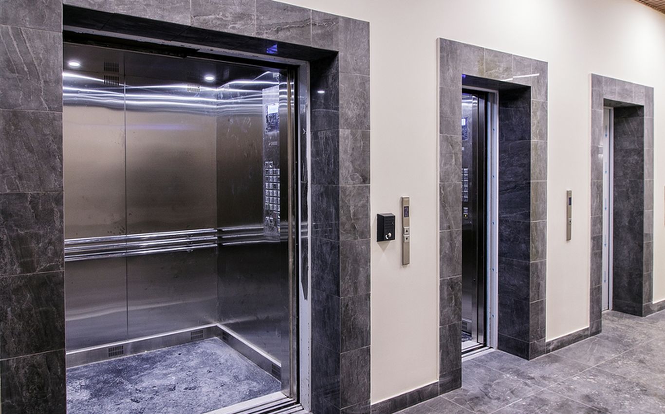 چرا در آسانسور آینه نصب می‌کنند؟ پاسخ این سوال شما را غافلگیر خواهد کرد!