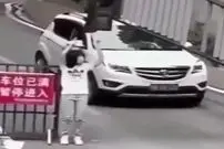 (ویدئو) از دست دادن عجیب کاپشن وسط هوای سرد!