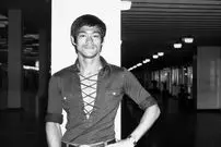 عکس| سفر در زمان؛ «بروسلی» سر صحنه فیلم «بازی مرگ»؛ سال 1350