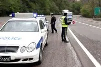 (ویدئو) حرکت جنون‌آمیز یک عابرپیاده مقابل ماشین پلیس در کاشان؛ خوابیدن زیر کامیونت وسط جاده