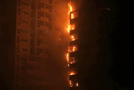تصاویر/ آتش‌سوزی در برج مسکونی در دوبی