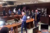 (ویدئو) حضور نمایندگان مرد پارلمان کانادا در جلسه با کفش پاشنه بلند زنانه!