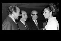 سفر در زمان؛ یادداشت‌های علم، پنجشنبه ۲۷ اردیبهشت ۱۳۵۲: شهبانو گره کراوات من که کج بود را برای عکس گرفتن، با دست خود درست کردند