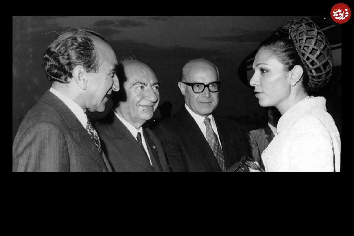 سفر در زمان؛ یادداشت‌های علم، پنجشنبه ۲۷ اردیبهشت ۱۳۵۲: شهبانو گره کراوات من که کج بود را برای عکس گرفتن، با دست خود درست کردند