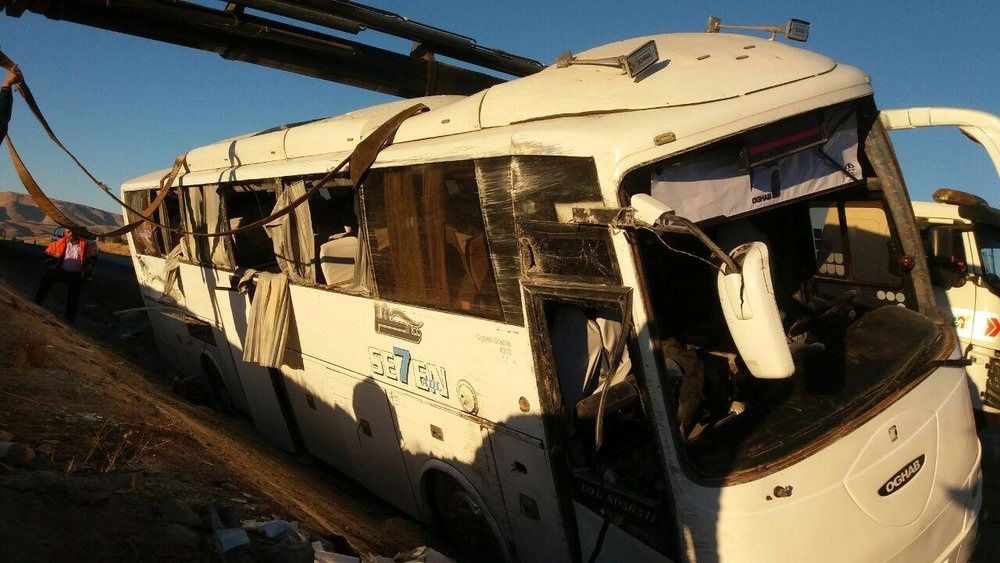 تصاویر/ واژگونی اتوبوس زائران کربلا در کرمانشاه