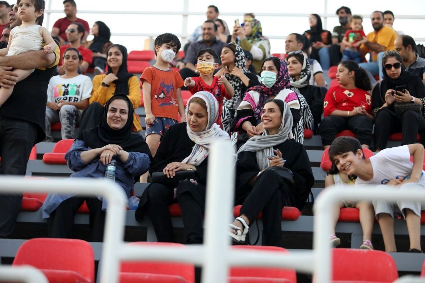 (عکس) حضور زنان در استادیوم وطنی قائم شهر