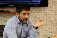 (عکس) علیرضا دبیر با عصا در مراسم خواهر امیر قلعه‌نویی