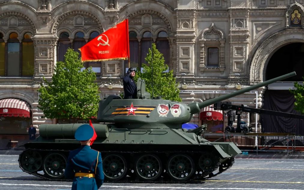 چرا در رژه روز پیروزی امسال روسیه تنها یک تانک بسیار قدیمی حضور داشت؟