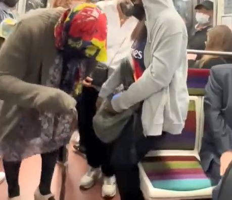 (ویدیو) حقه عجیبی که این مرد برای نشستن روی صندلی مترو سوار کرد!