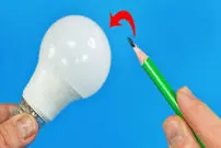 (ویدئو) چگونه لامپ ال ای دی را با کمک یک مداد معمولی تعمیر کنیم؟