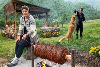 ببینید؛ غذای روستایی در آذربایجان؛ پخت رولت گوشت و خوراک بره در طبیعت