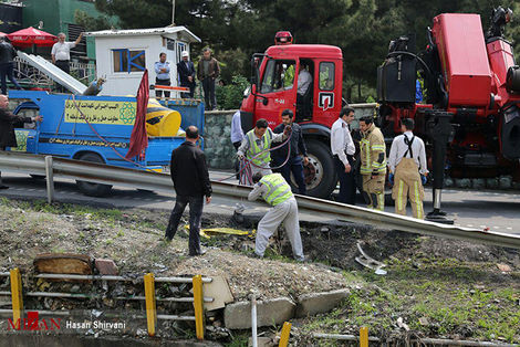 تصاویر/ واژگونی اتوبوس دانش‌آموزان در تهران