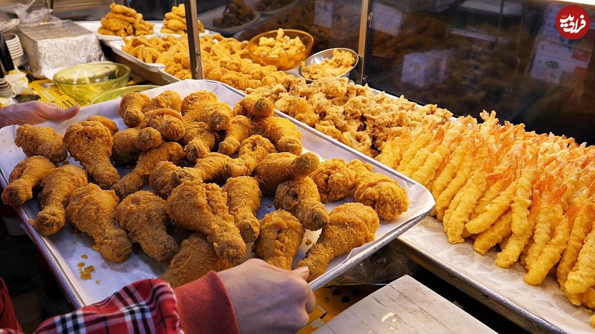 ببینید| غذای خیابانی در کره؛ پخت مرغ و میگوی سوخاری ترد با سس در سئول