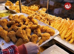 ببینید| غذای خیابانی در کره؛ پخت مرغ و میگوی سوخاری ترد با سس در سئول