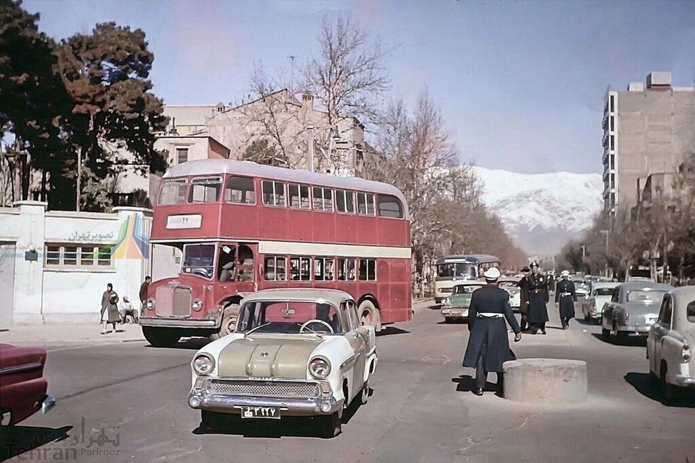 (عکس) وقتی اتوبوس‌های تهران ۵۱ سال پیش هم جا نداشتند