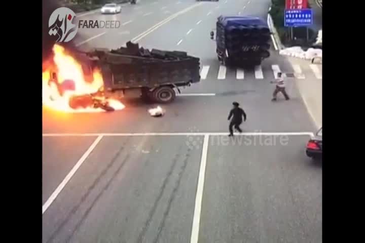 ویدیو/ آتش گرفتن هولناک موتور سوار پس از برخورد با کامیون