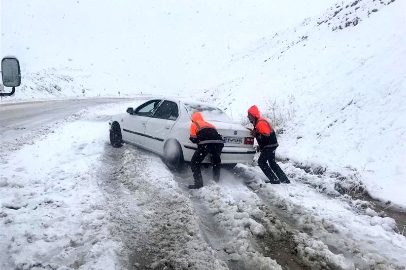 هزاران مسافر گرفتار در جاده‌های برفی