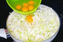 (ویدئو) طرز تهیه یک شام ساده با کلم و تخم مرغ به روش آشپز اهل ترکیه