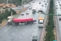 (ویدیو) لحظه وحشتناک قیچی کردن تریلی وسط بزرگراه شهید دستجردی به دلیل لغزندگی آسفالت