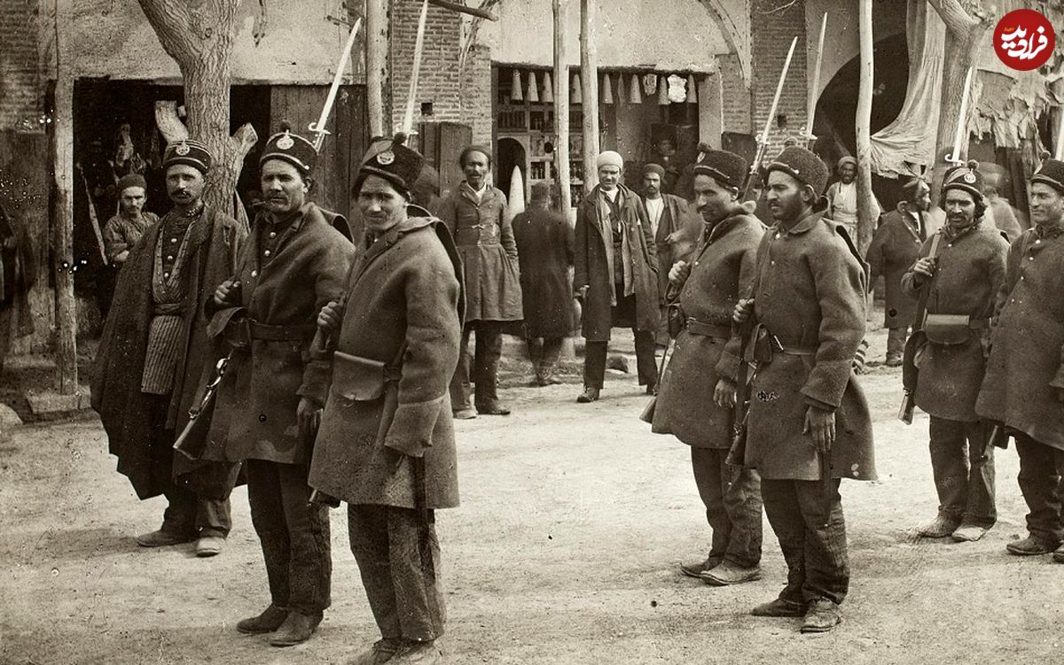 عکس؛ سفر به تاریخ؛ نظامیهای دوران قاجار که روی پشتبام سیگار میکشیدند؛ بیش از یک قرن قبل