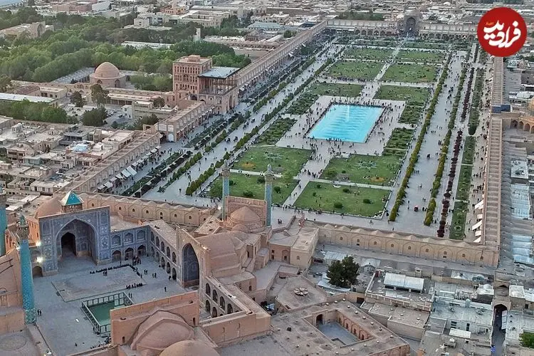 عکس| سفر به ایران قدیم؛ رژۀ سربازان قاجاری در میدان نقش جهان اصفهان