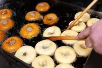 ببینید| غذای خیابانی در آمریکا؛ مهارت آشپزهای شیکاگویی در پخت دونات