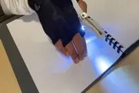 دستکشی که به نابینایان خط بریل می‌آموزد