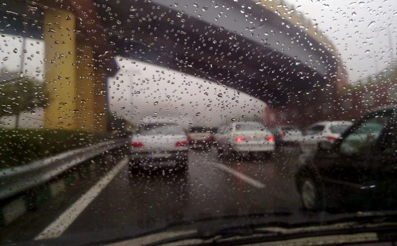 (ویدئو) شیشه خودرو را با این ترفند ساده ضد باران کنید!