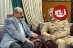 عکس؛ سفر به تاریخ؛ «دریادار سیاری» در حال رونمایی از مجسمۀ «ناخدا صمدی» در خرمشهر؛ سال 1395