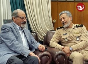 عکس؛ سفر به تاریخ؛ «دریادار سیاری» در حال رونمایی از مجسمۀ «ناخدا صمدی» در خرمشهر؛ سال 1395