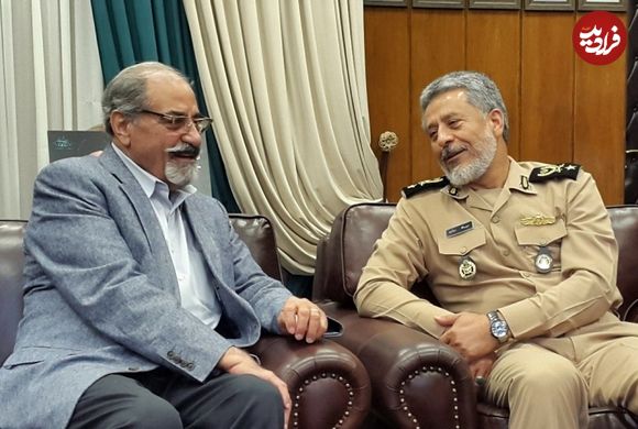 عکس؛ سفر به تاریخ؛ «دریادار سیاری» در حال رونمایی از مجسمۀ «ناخدا صمدی» در خرمشهر؛ سال 1395