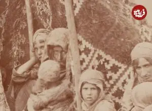 عکس| سفر زمان؛ «عروس لاری» در حجله در کنار خویشاوندانش؛ 136 سال قبل